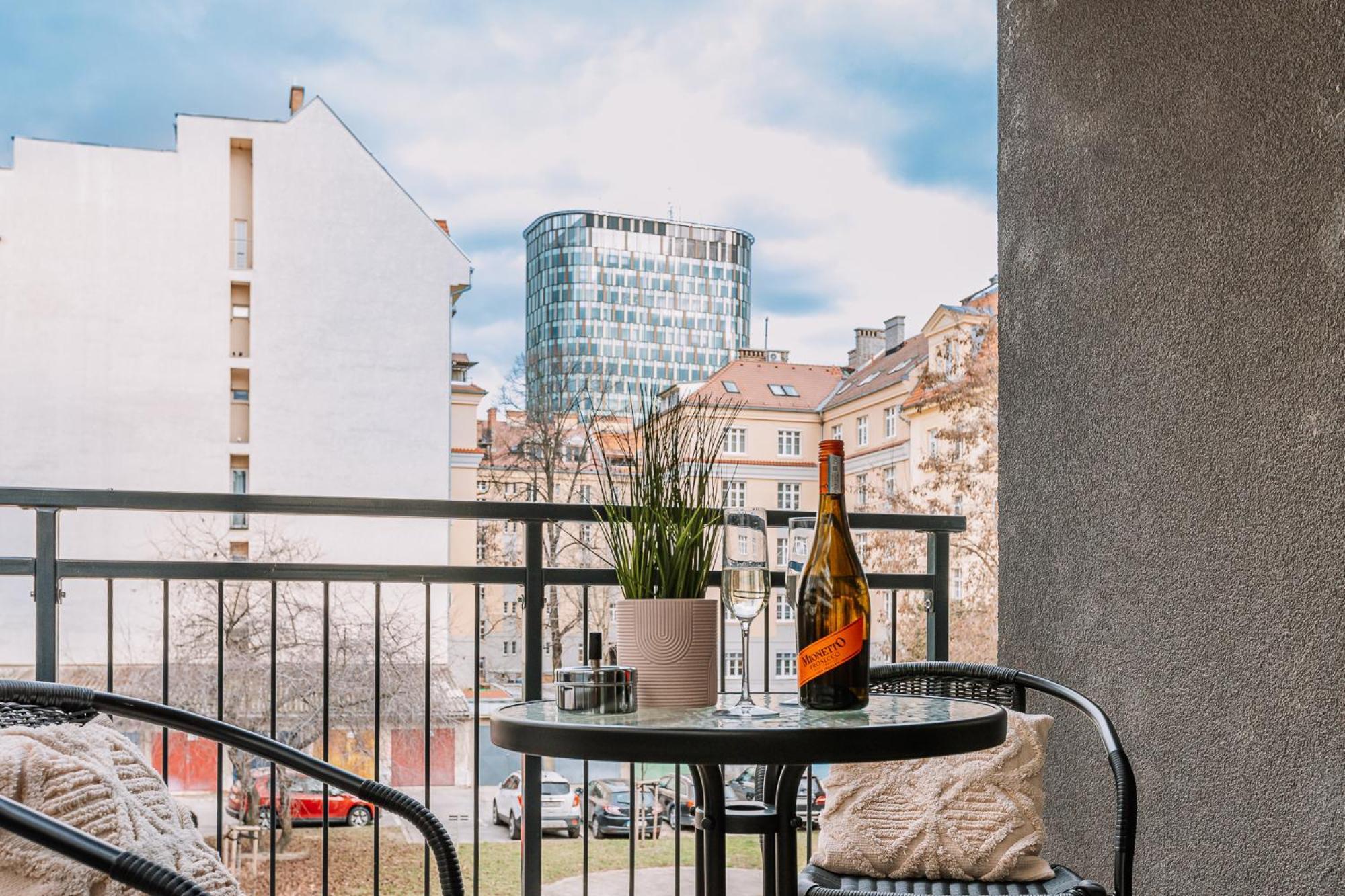 Skau 2 Old Town Family & Business Apartment 2 Floor Free Parking Bratislava Dış mekan fotoğraf