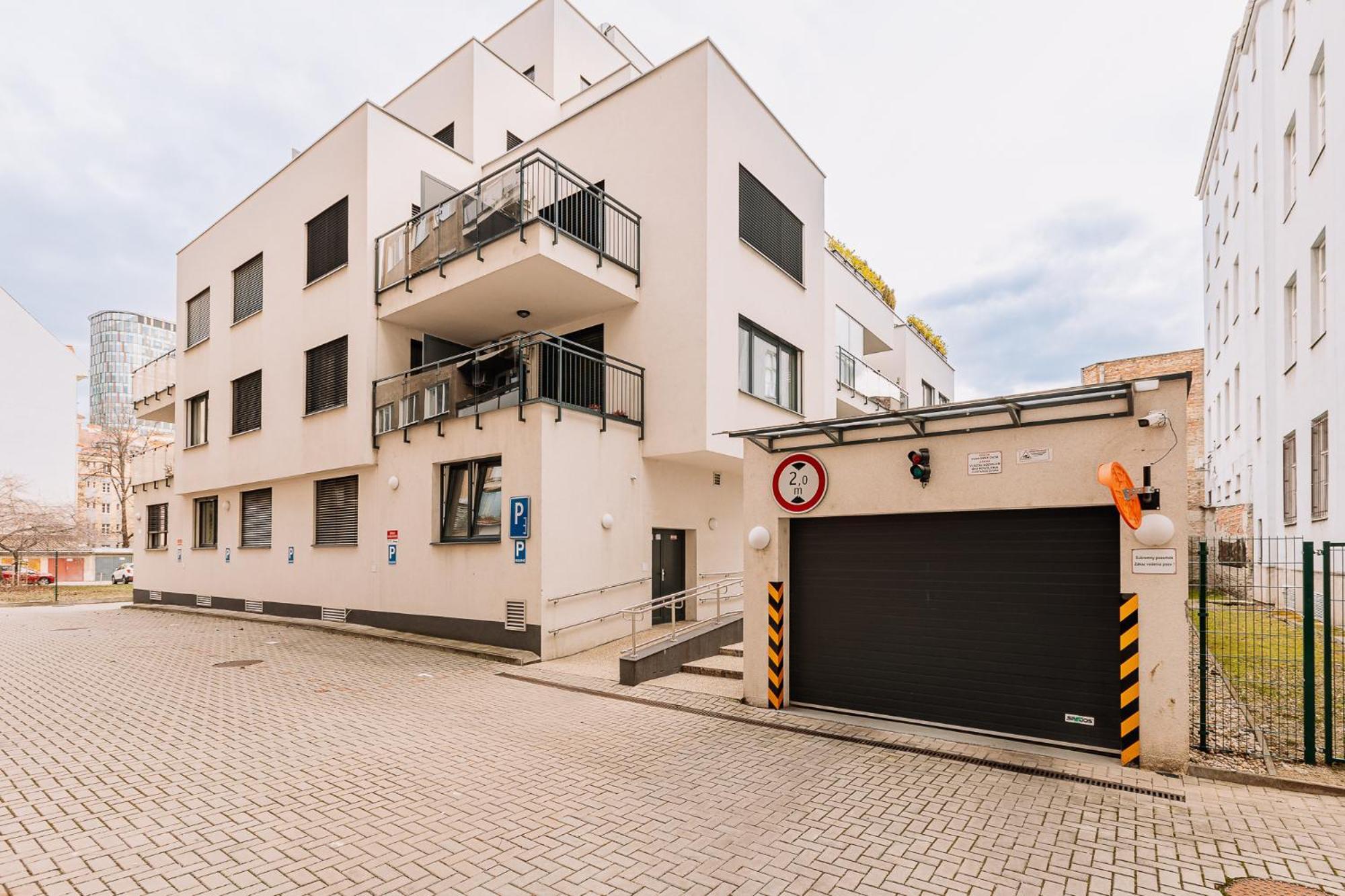 Skau 2 Old Town Family & Business Apartment 2 Floor Free Parking Bratislava Dış mekan fotoğraf