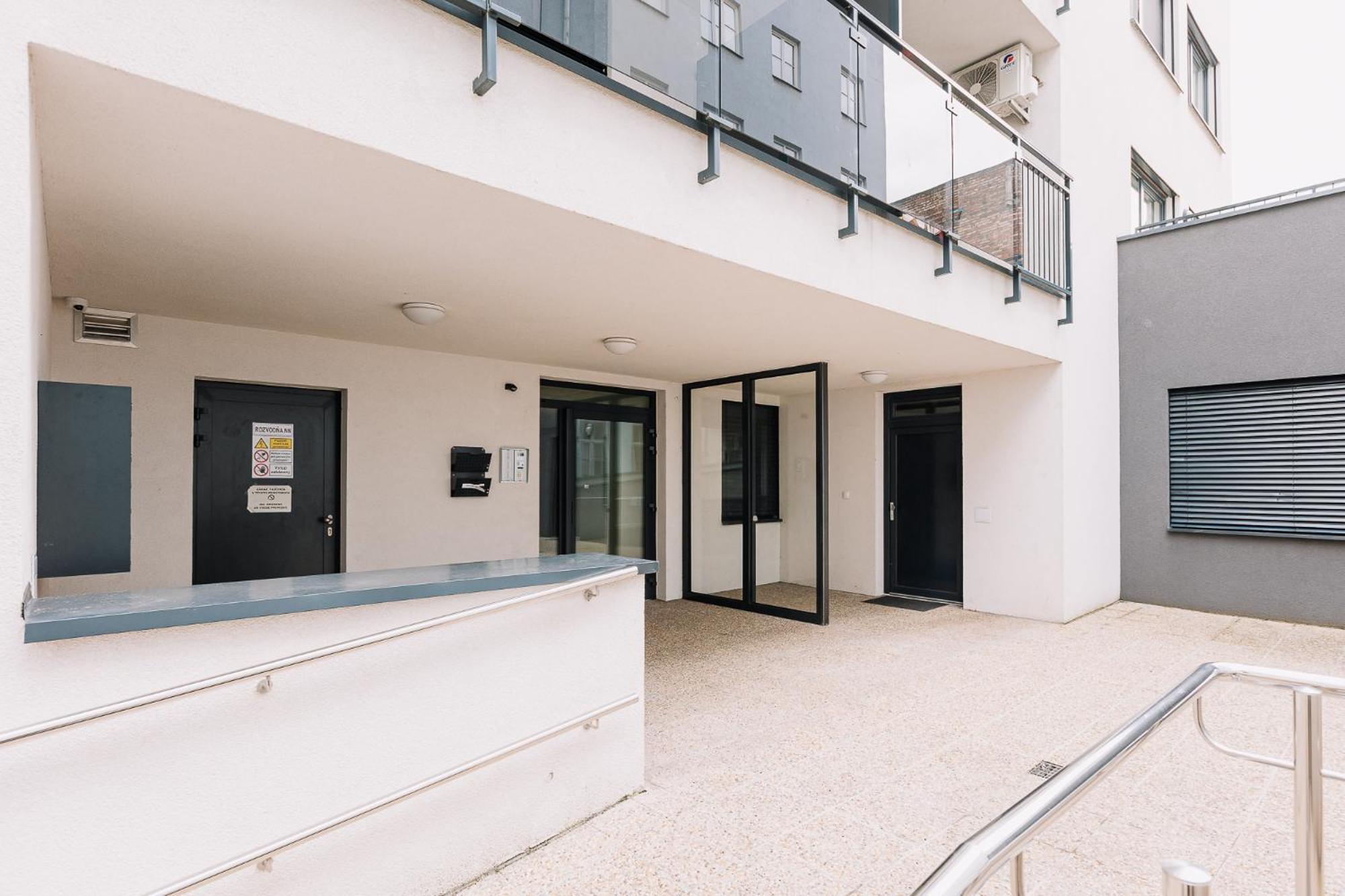 Skau 2 Old Town Family & Business Apartment 2 Floor Free Parking Bratislava Dış mekan fotoğraf